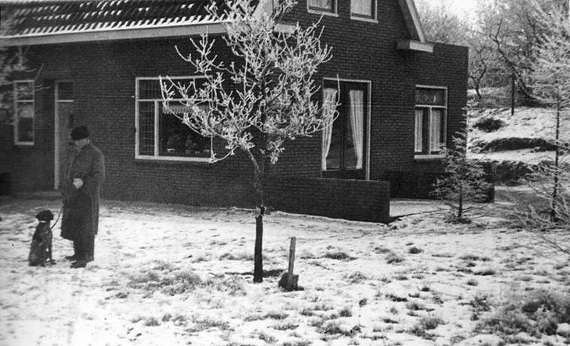 1940__abt__Klaas_Woldring_voor_het_huis_bij_Duinoord_C