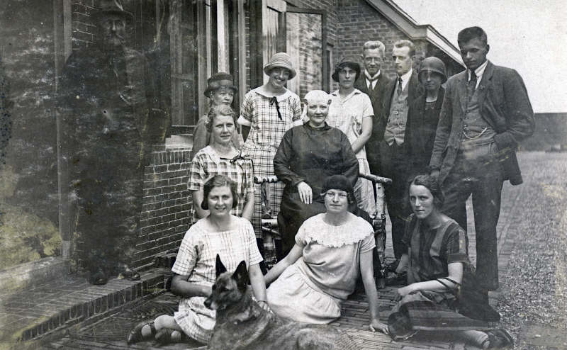 fam Witteveen voor boerderij 1926